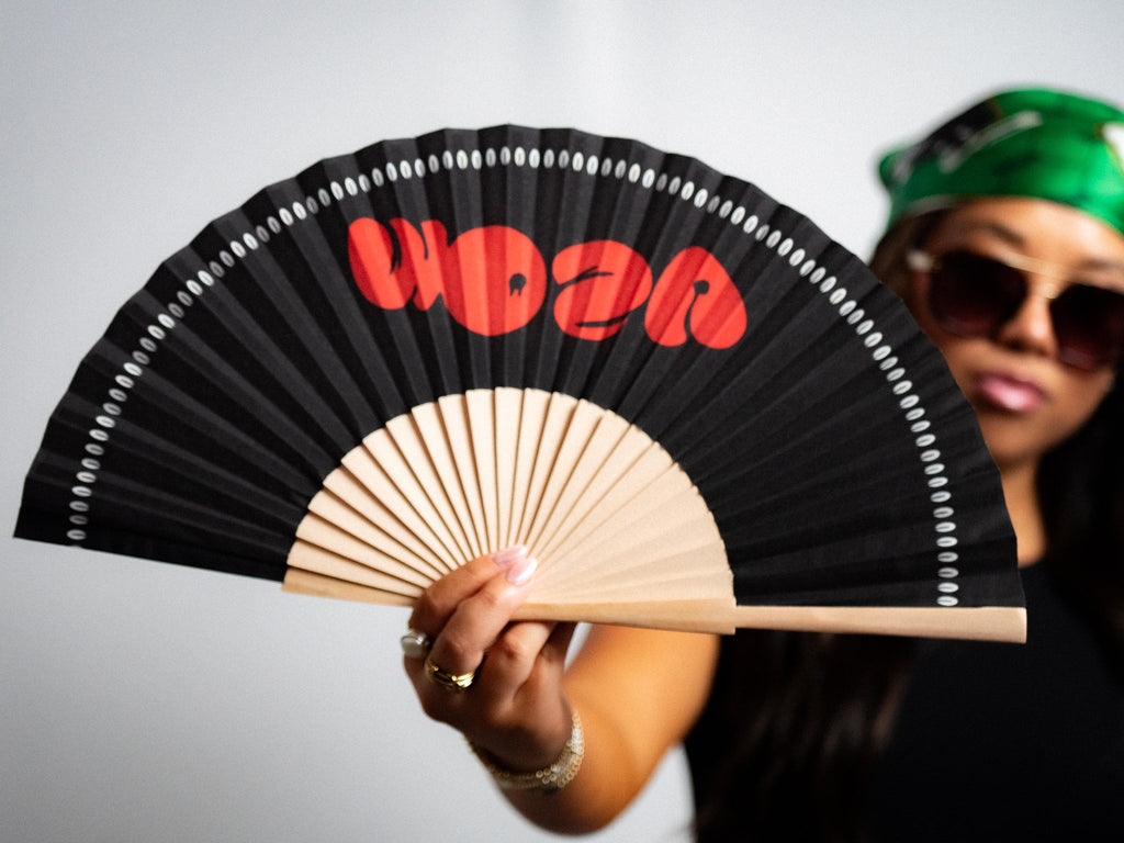 KE-FENE FAN / BLACK with a female model holding it
